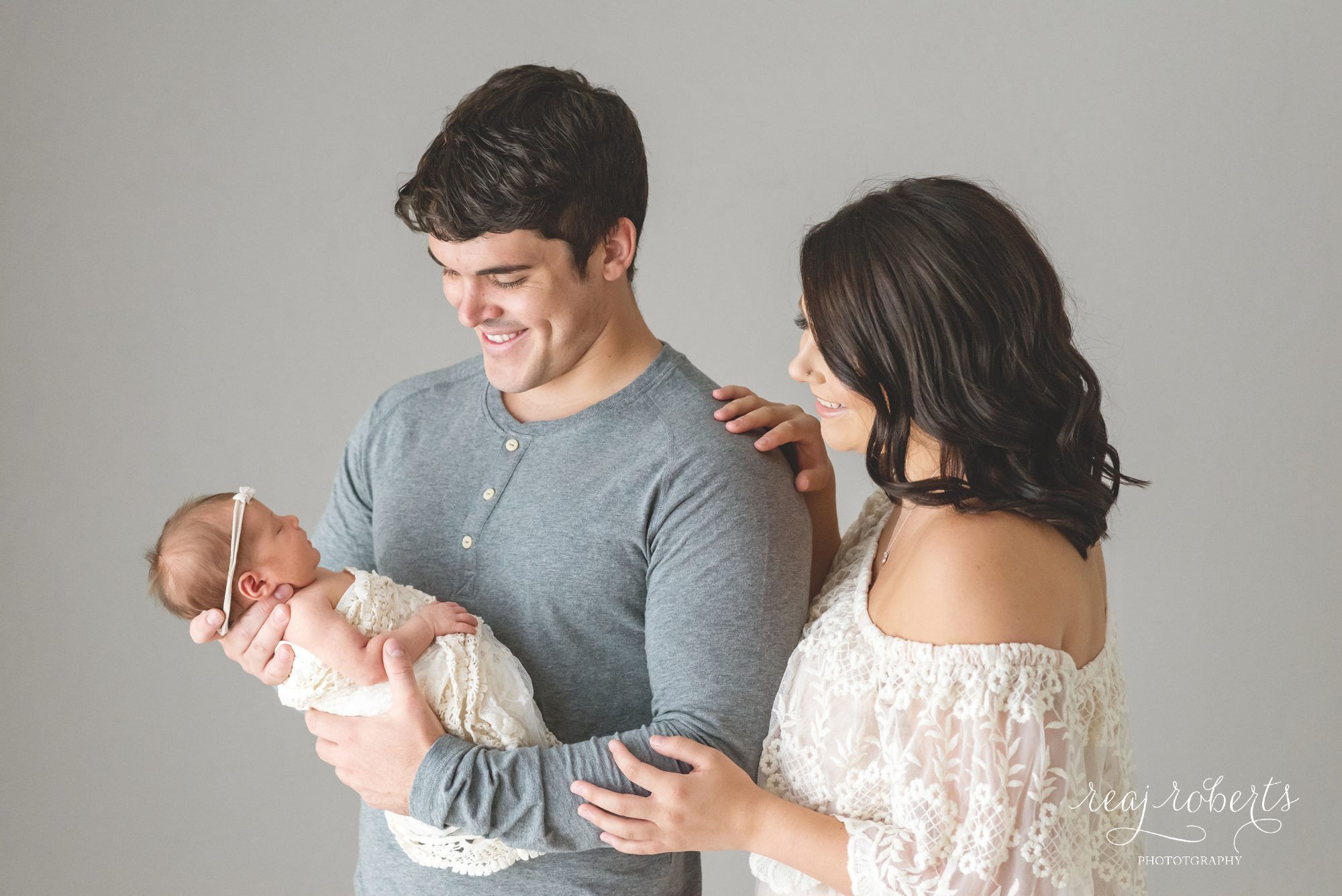 newborn photos with mom and dad | Reaj Roberts Photography