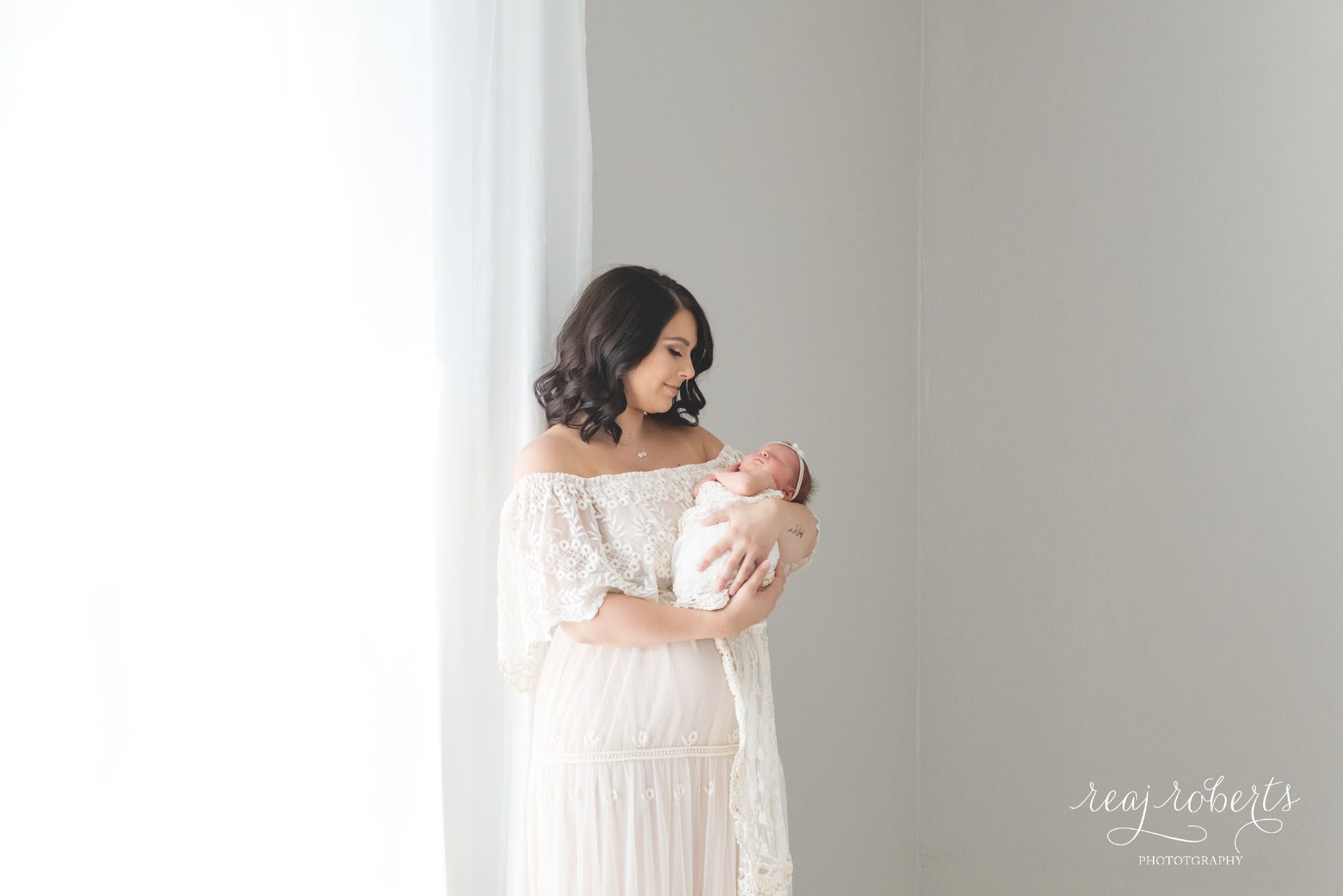 newborn photos baby with mom | Reaj Roberts Photography