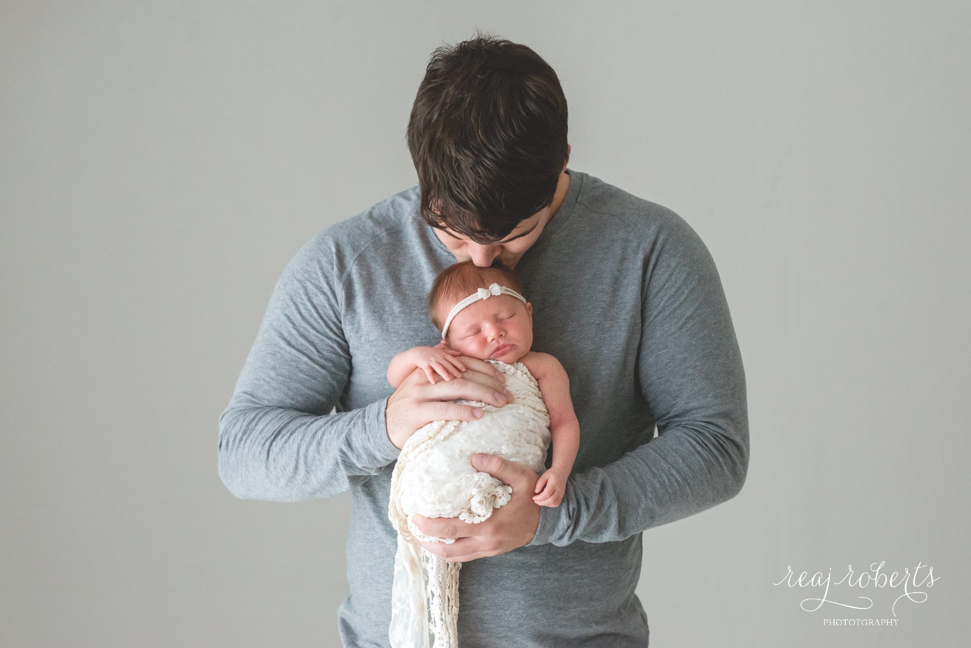 father and newborn girl photos | Reaj Roberts Photography
