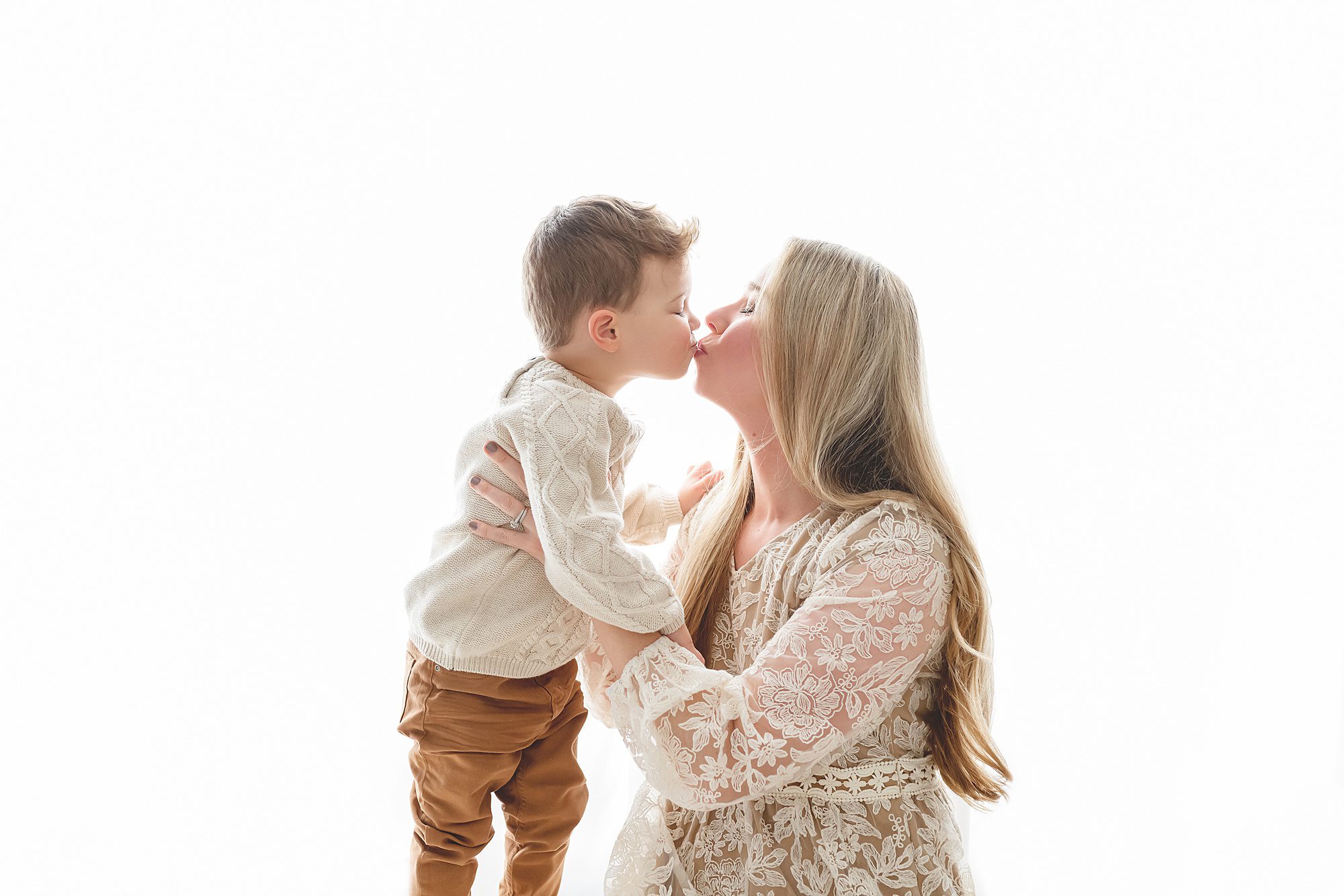 Little boy with mom | Arizona family photographer | Reaj Roberts Photography