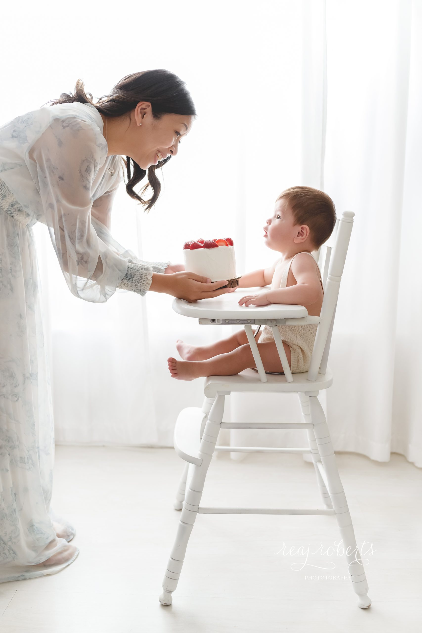 baby photography packages first year mom with cake © Reaj Roberts Photography